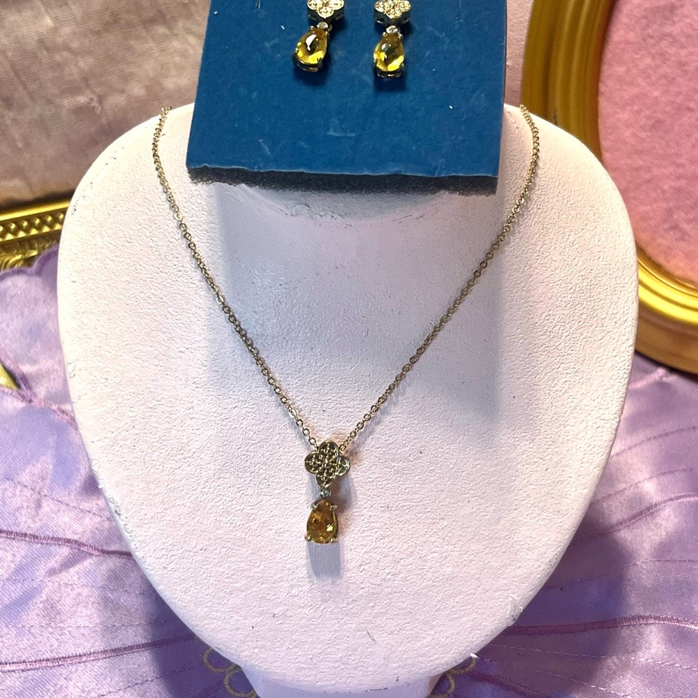 Vintage Avon gold tone Yellow Gemstone Necklace and Earring Set